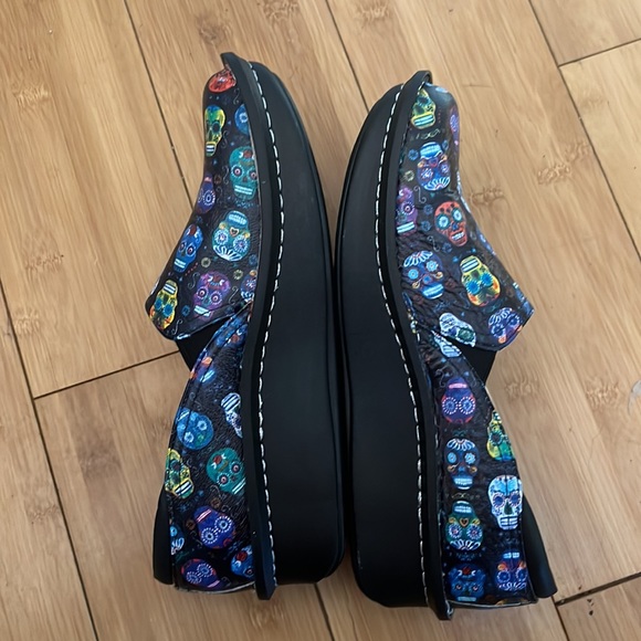 Slip on Alegria shoes. - Picture 3 of 4